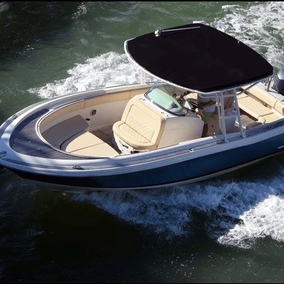 Barco de recreio azul com toldo preto e assentos bege na água