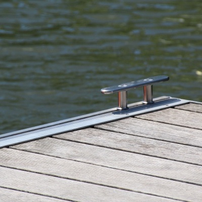Plataforma de madeira com bocal metálico junto à água