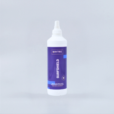 Garrafa plástica branca com rótulo azul e roxo e texto NAVTEC SURFSHIELD