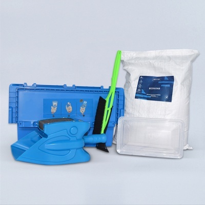 Kit de limpeza com caixa azul, pás, escovas, recipiente transparente e saco branco com etiqueta ECOSOLS