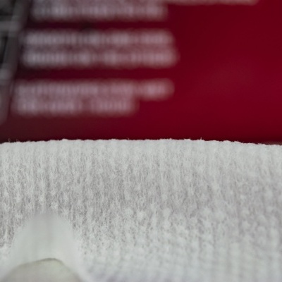 Superfície branca texturizada com fundo vermelho desfocado e texto branco