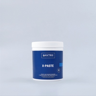 Frasco branco com etiqueta azul da pasta de manutenção Navtec