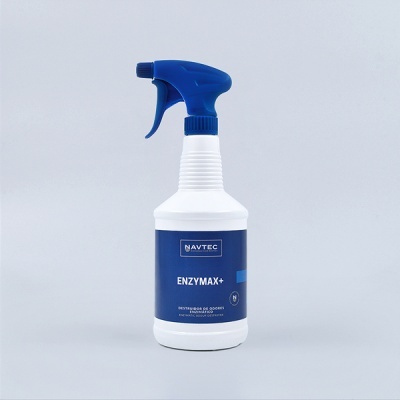 Frasco branco com spray azul e rótulo azul escuro com texto branco