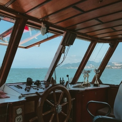 Cabine de barco com volante de madeira e instrumentos de navegação