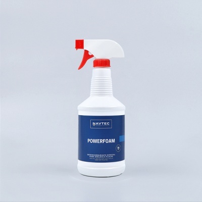 Frasco de spray branco com rótulo azul escuro NAVTEC POWERFOAM num fundo cinza claro