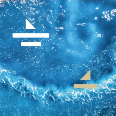 Mar azul com espuma e dois ícones de veleiros branco e bege