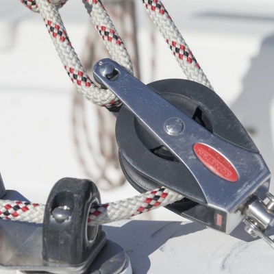 Roldana metálica com corda branca com padrão vermelho e preto