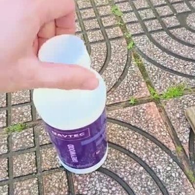Demonstração de limpeza de madeira com produto especializado e lavagem ao ar livre