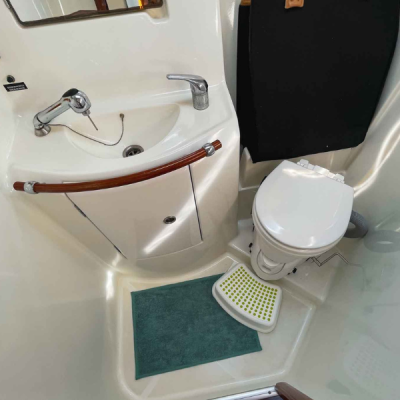 Casa de banho compacta com lavatório branco e vaso sanitário