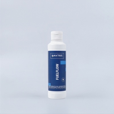 Frasco branco com rótulo azul escuro do produto NAVTEC FUELFLOW sobre fundo cinza claro