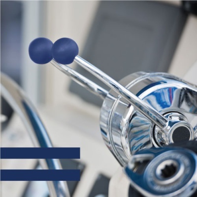 Manete dupla de controlo cromada com punhos azuis para barco