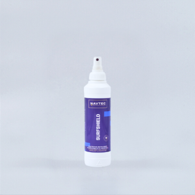 Frasco branco de spray NAVTEC SURFSHIELD sobre fundo cinza claro