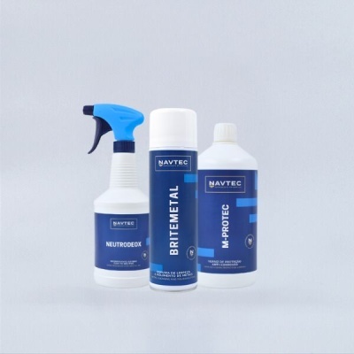 Três frascos de produtos de limpeza Navtec com rótulos azuis e brancos.