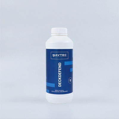 Frasco plástico branco com rótulo azul escuro da marca NAVTEC DeckDefend