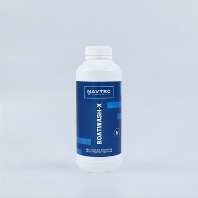 Frasco branco com rótulo azul de produto de limpeza NAVTEC