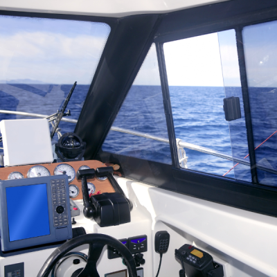 Painel de controlo de barco com volante e equipamento de navegação