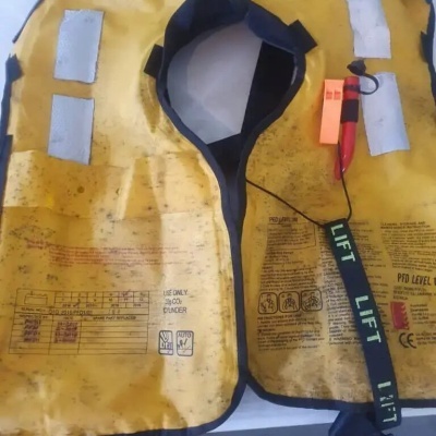 Colete salva-vidas amarelo com instruções e fita LIFT