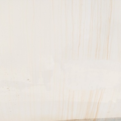 Superfície de mármore branca com veios beige claros