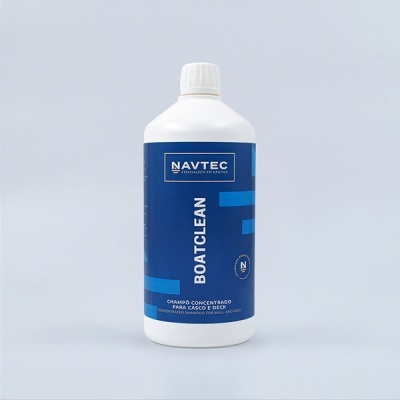 Frasco branco com rótulo azul de champô concentrado NAVTEC para casco e deck