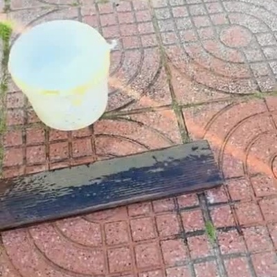 Produto Navtec Woodwash para limpeza de madeira sendo aplicado e demonstrado.