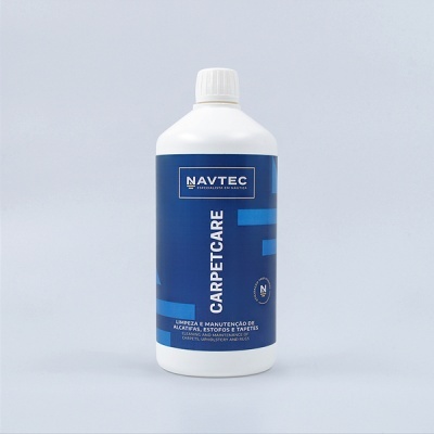 Garrafa de produto de limpeza Carpetcare da marca Navtec, rótulo azul e branco
