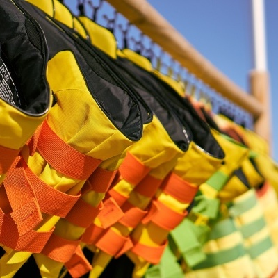 Coletes salva-vidas amarelos e verdes pendurados