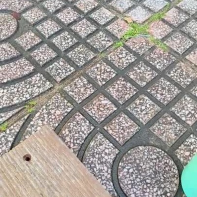 Processo de limpeza e tratamento de madeira com produtos Navtec num espaço exterior