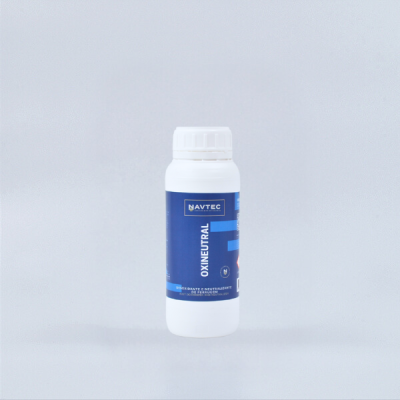 Frasco branco de plástico com rótulo azul marcado NAVTEC OXINEUTRAL