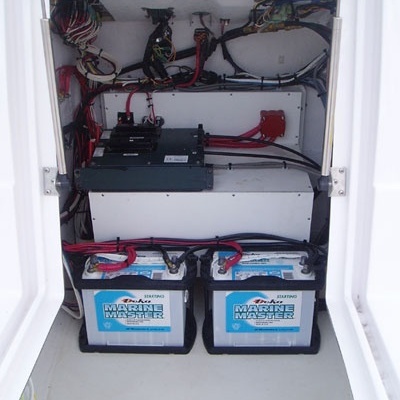 Duas baterias Marine Master numa caixa branca com cabos eléctricos