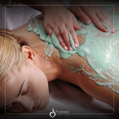 Pessoa a receber massagem com produto verde espumoso nas costas