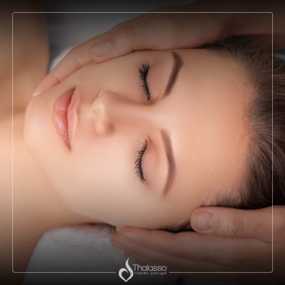 Pessoa a receber massagem facial numa clínica de estética