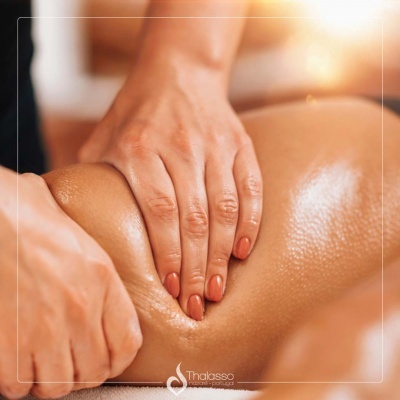Massagem terapêutica em pele oleosa morena com mãos femininas e logótipo Thalasso SPA