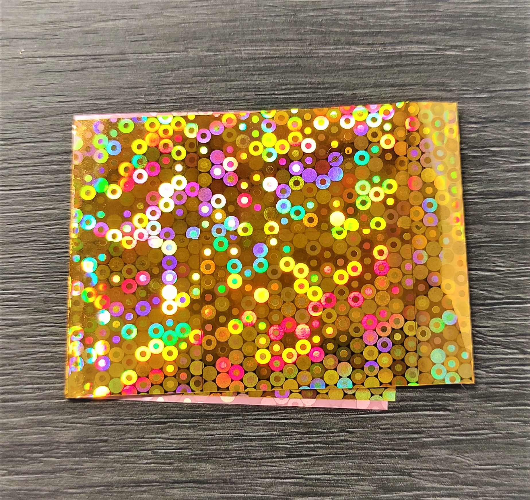 Papel autocolante holográfico com padrão de círculos coloridos