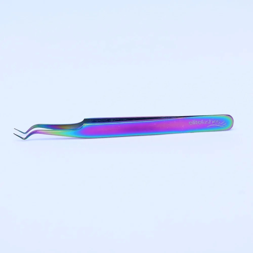 Pinça metálica iridescente com ponta curva em fundo branco