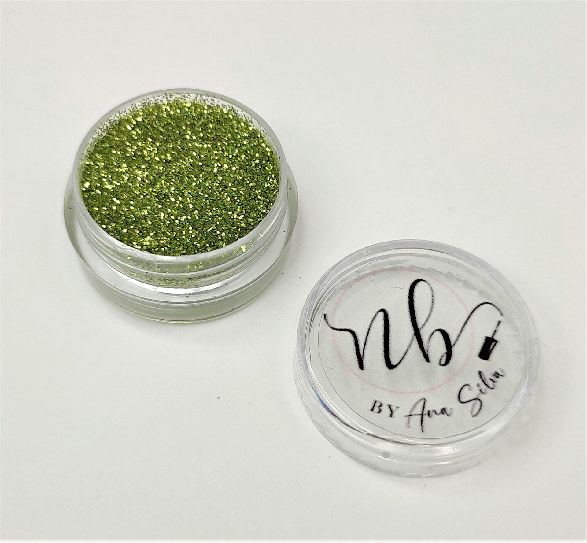 Pote transparente com glitter verde dourado e tampa com texto 'nb BY Ana Silva'