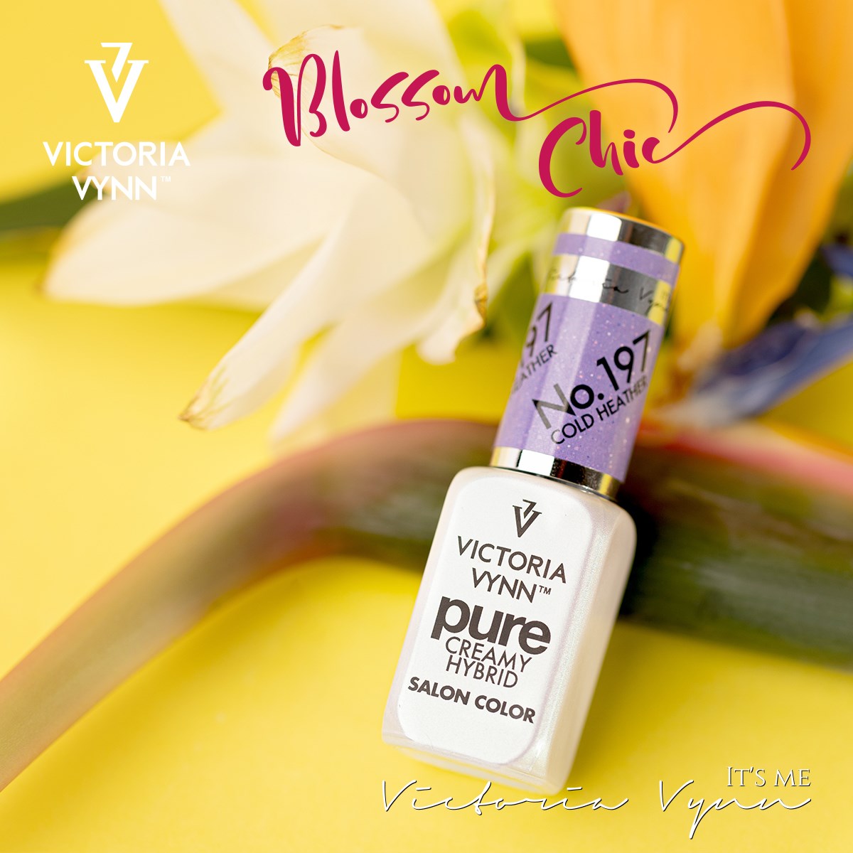 Frasco de verniz de unhas branco VICTORIA VYNN com tampa roxa sobre fundo de flores amarelas