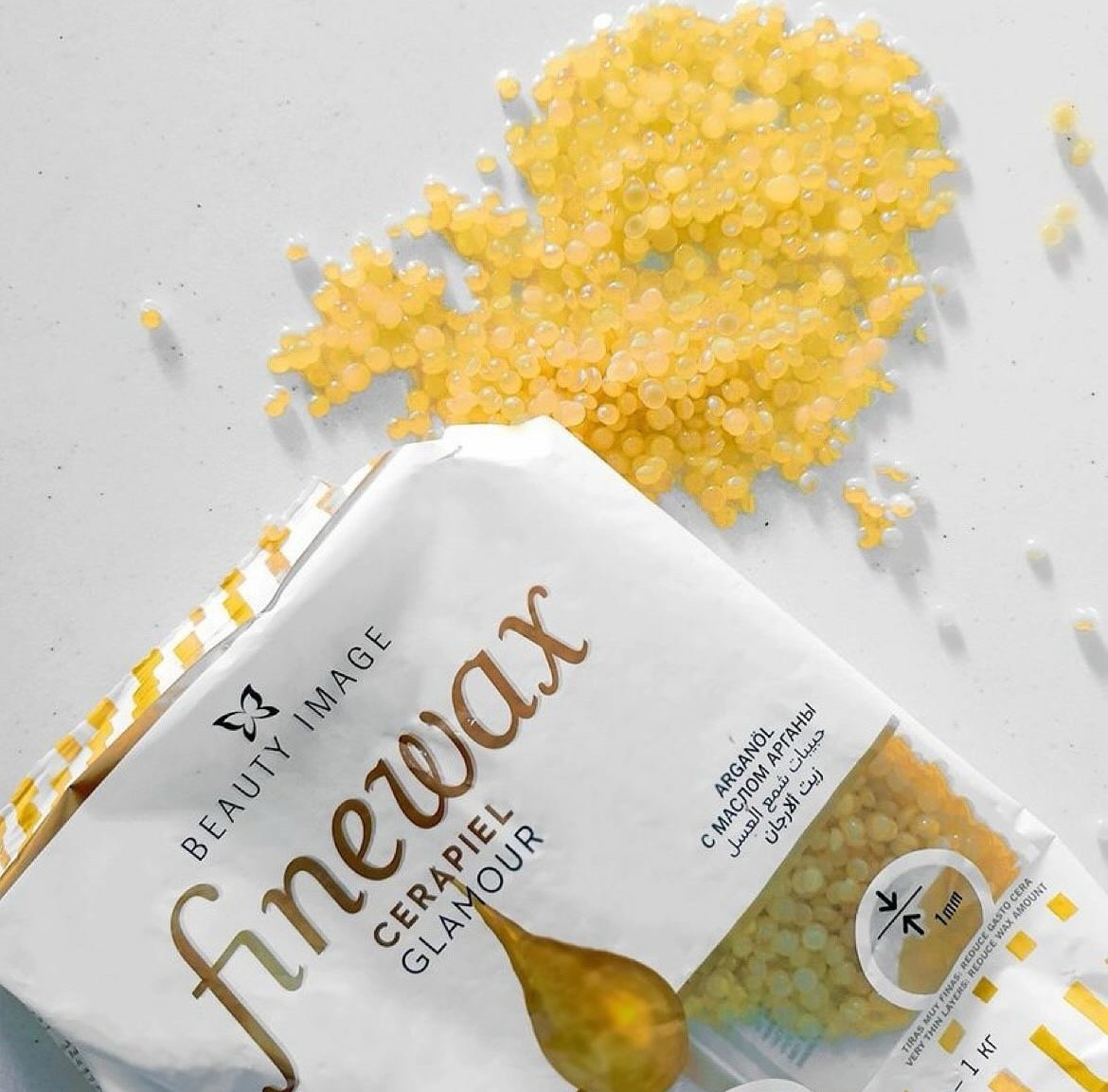 Sacos de cera depilatória com grânulos amarelos em embalagem branca