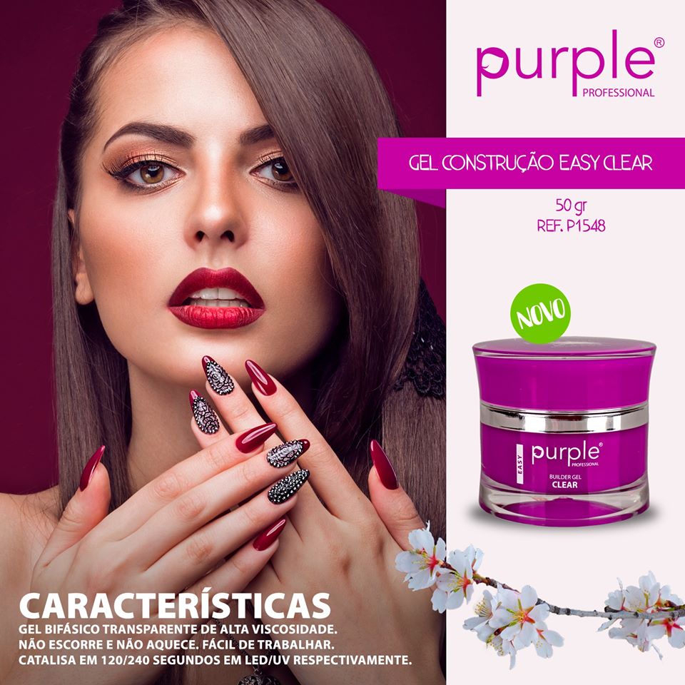 Mulher com unhas decoradas e frasco de gel de construção Purple Professional