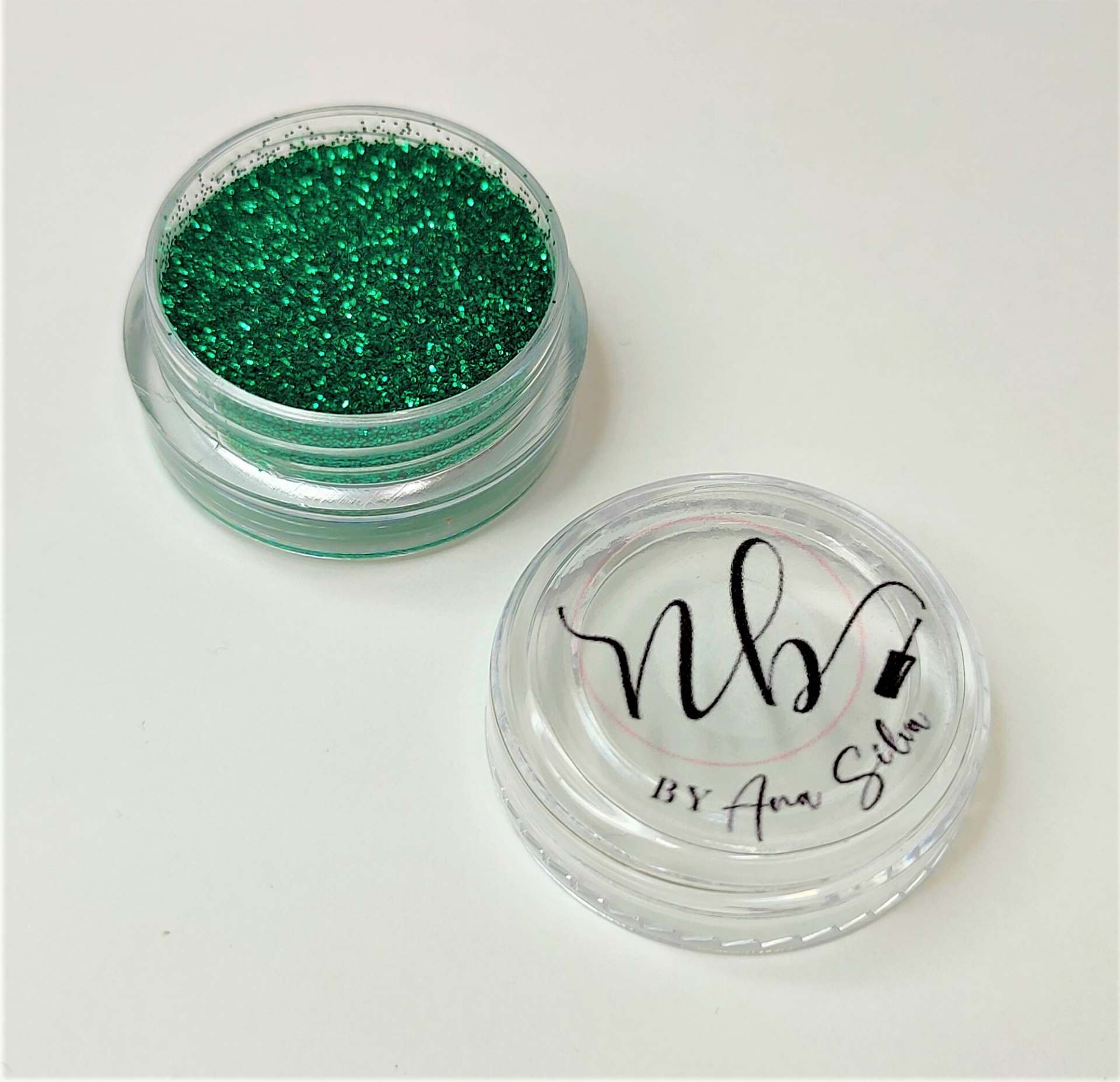 Pote transparente com glitter verde e tampa com texto preto
