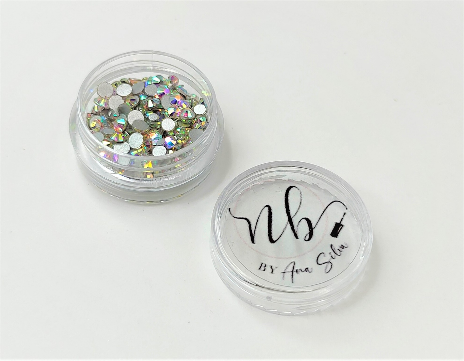 Duas caixas transparentes com glitter e tampa branca com texto 'nb BY Ana Silva'