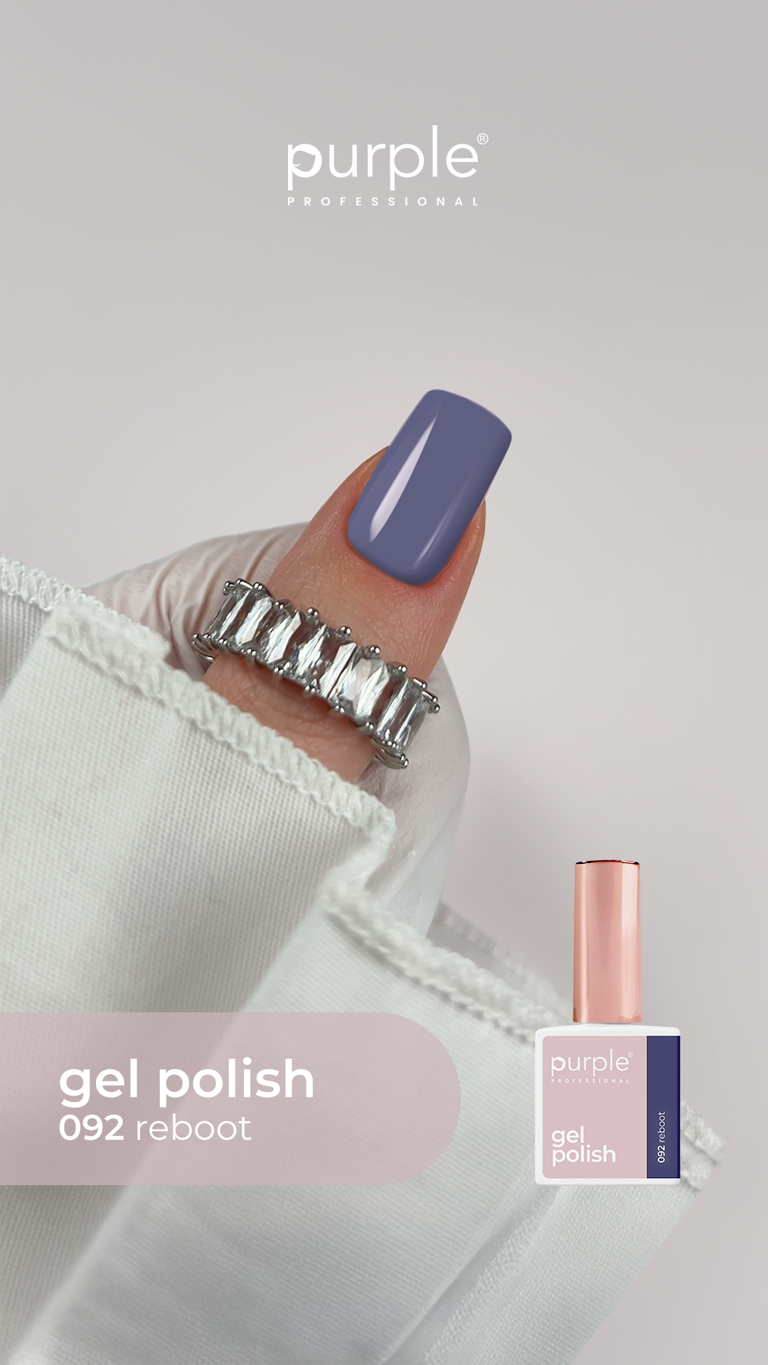 Unha pintada com gel polish cor azul acinzentado da Purple Professional com anel prateado e embalagem do verniz.