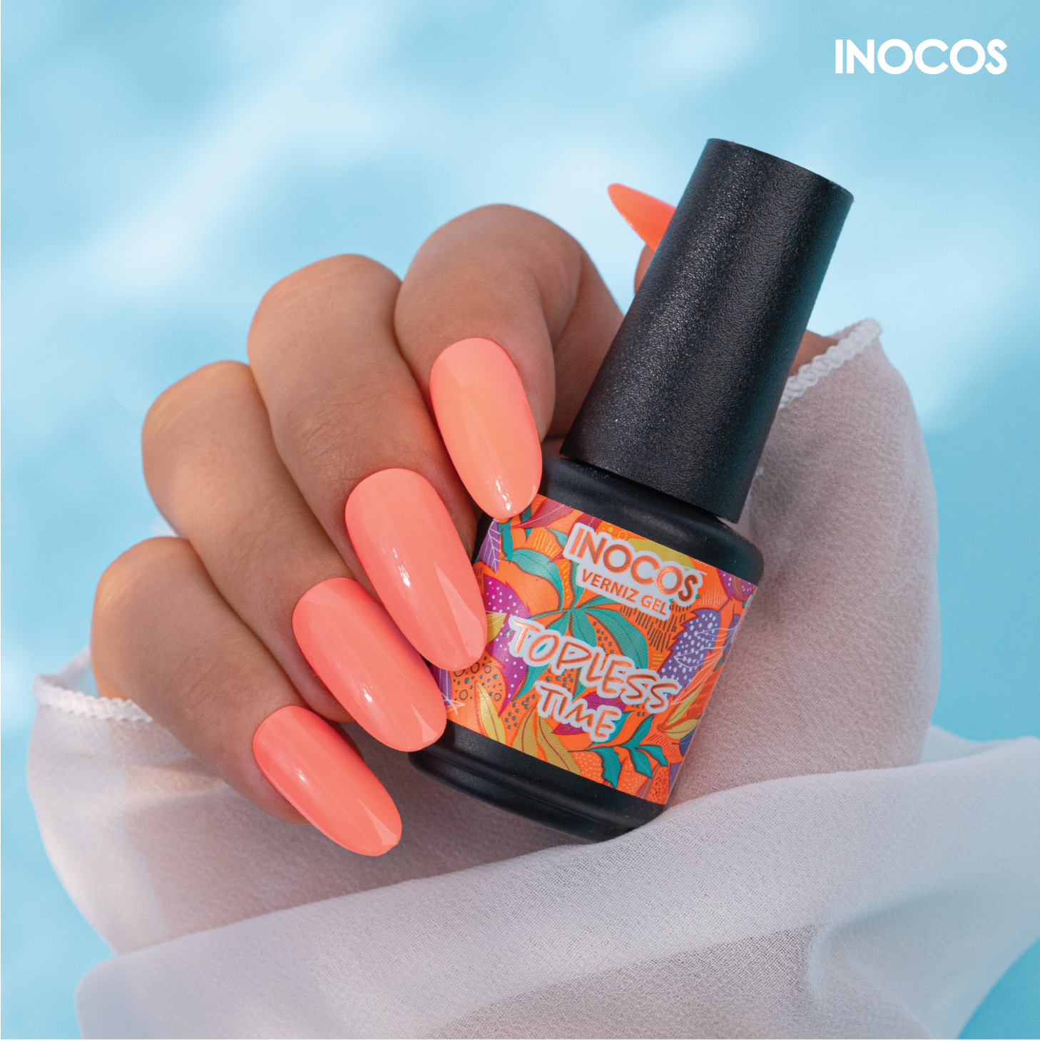 Verniz gel INOCOS cor coral com unhas pintadas da mesma cor