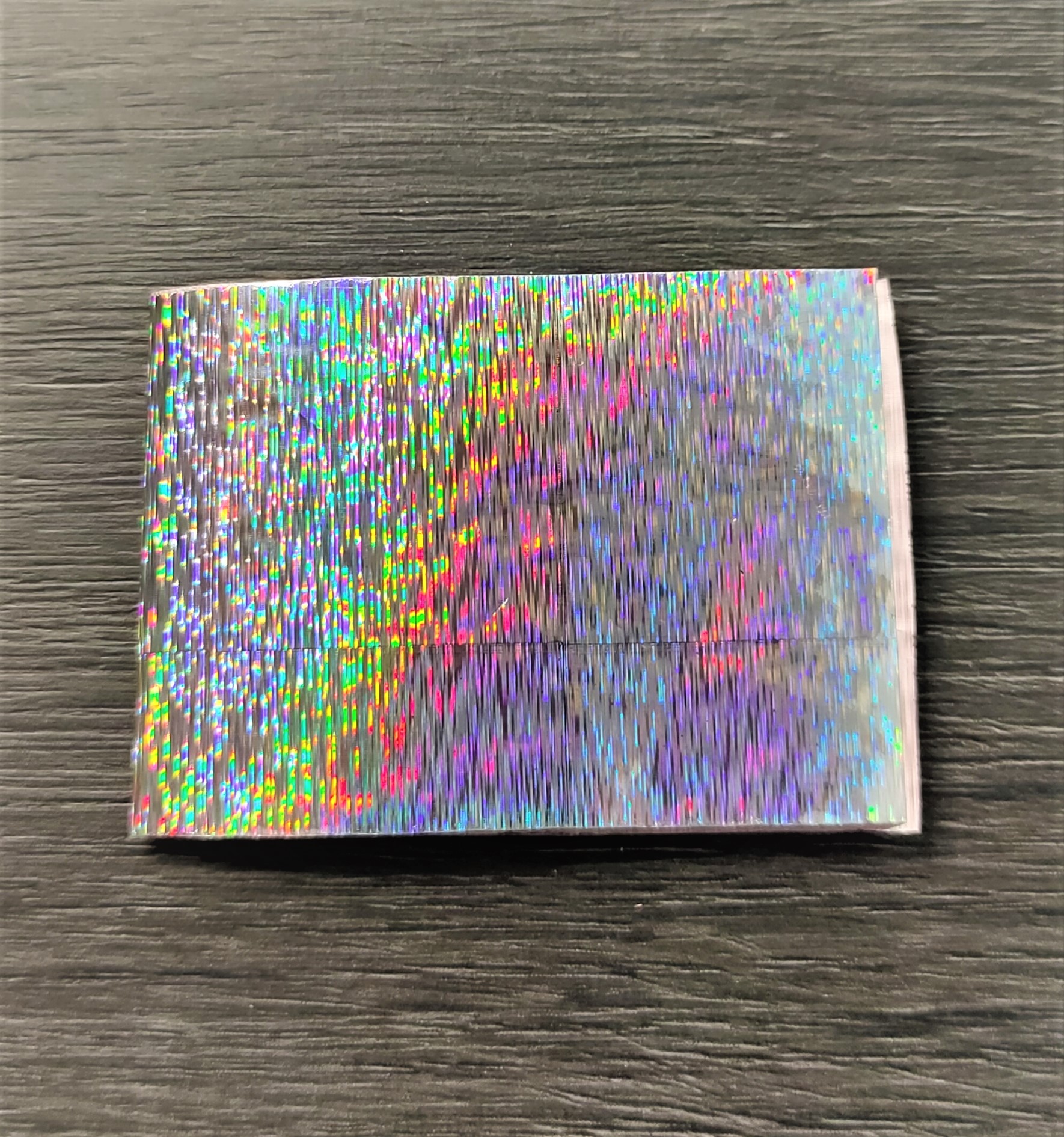 Caixa holográfica pequena sobre mesa de madeira escura