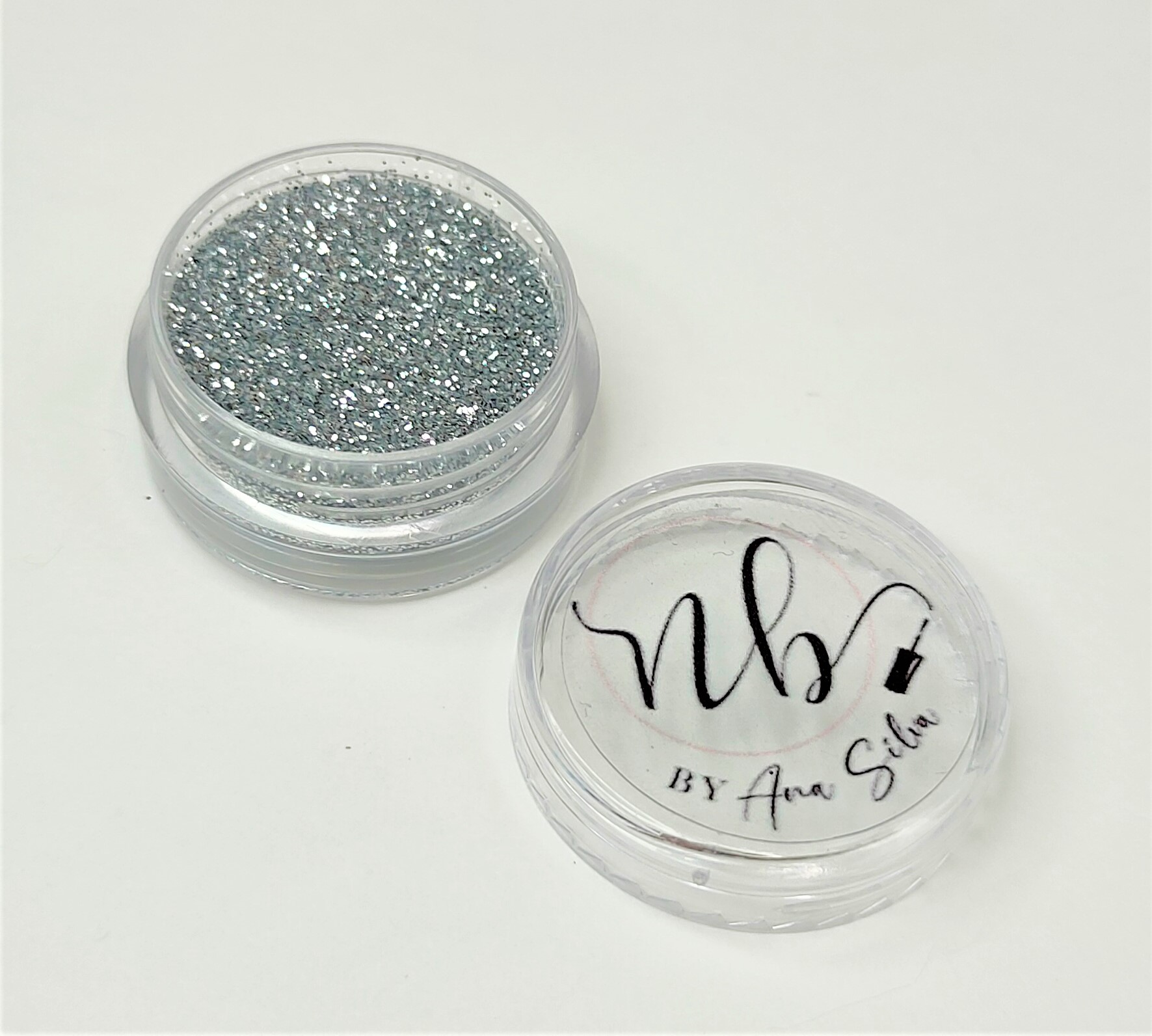 Pote transparente com glitter prateado e tampa com texto NB by Ana Silva
