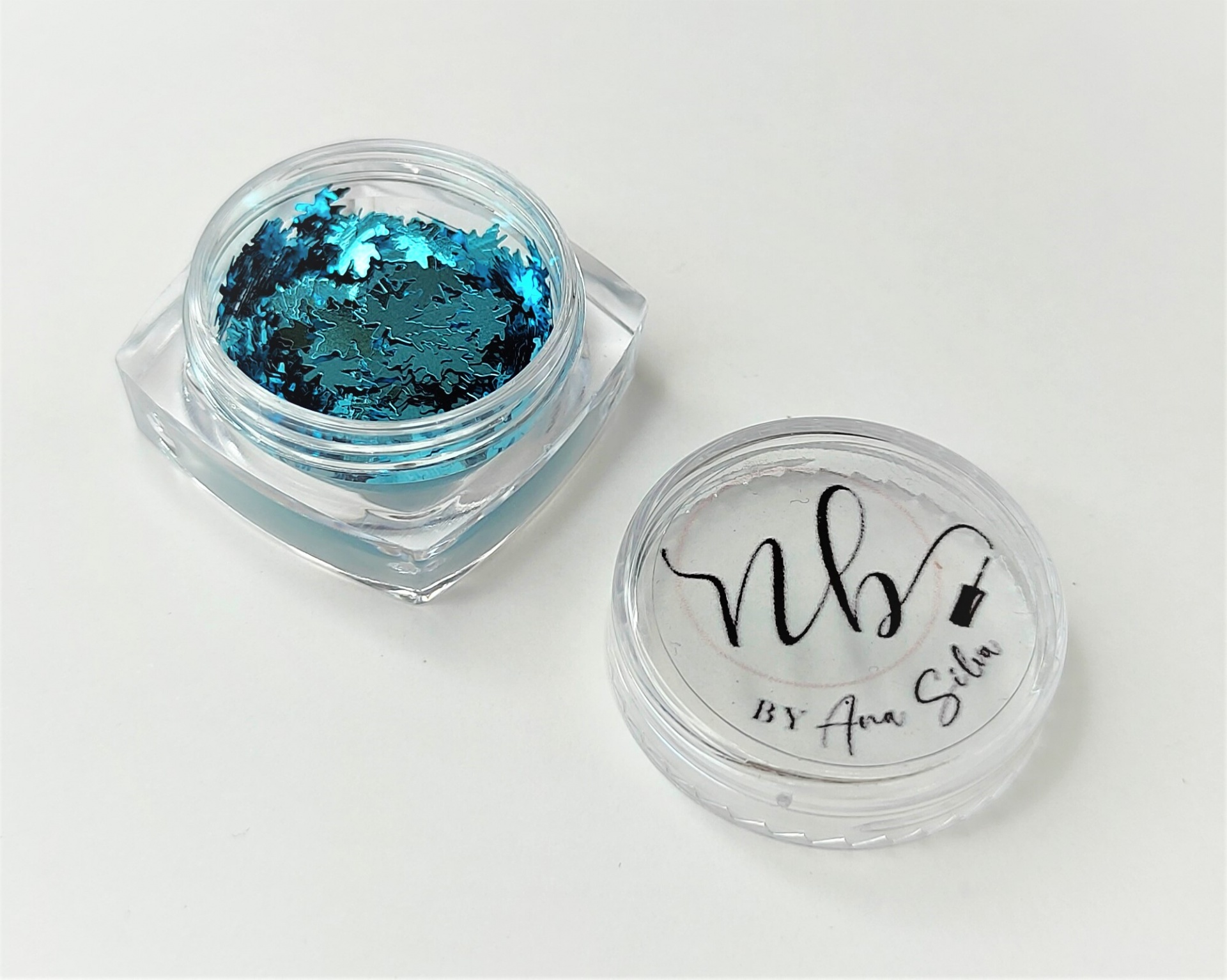 Pó decorativo flocos azuis metálicos em recipiente plástico com tampa