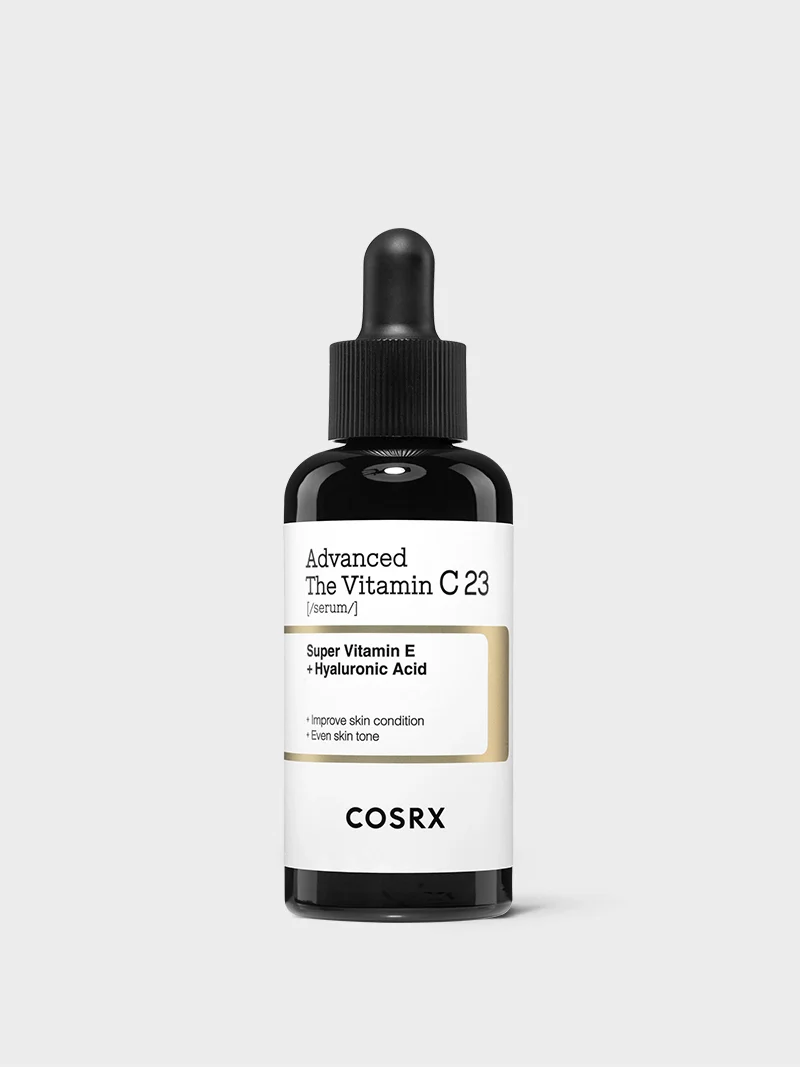 frasco de vidro preto com conta-gotas e rótulo branco do sérum Advanced The Vitamin C 23 da COSRX