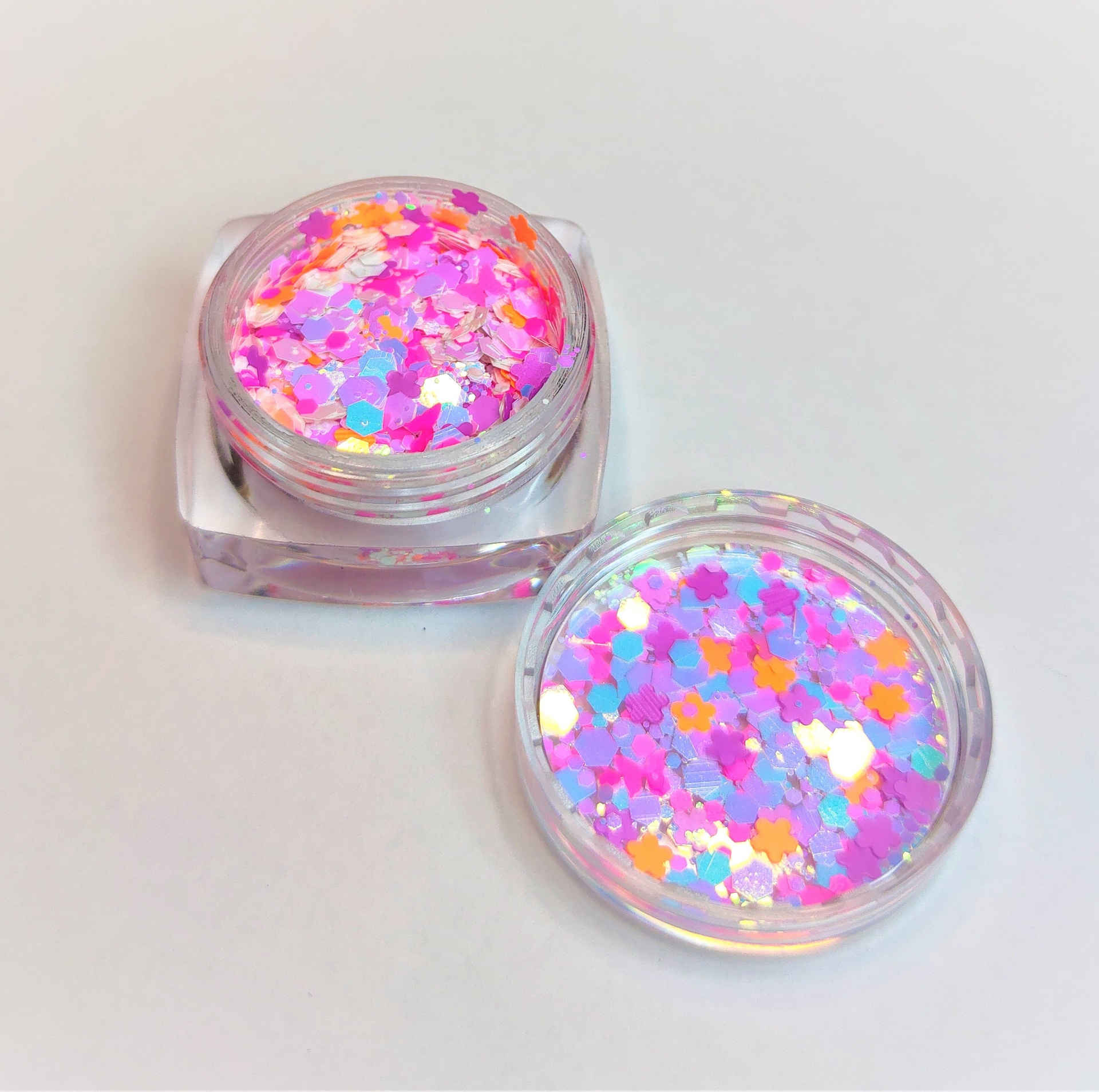 Dois frascos de plástico com glitter colorido