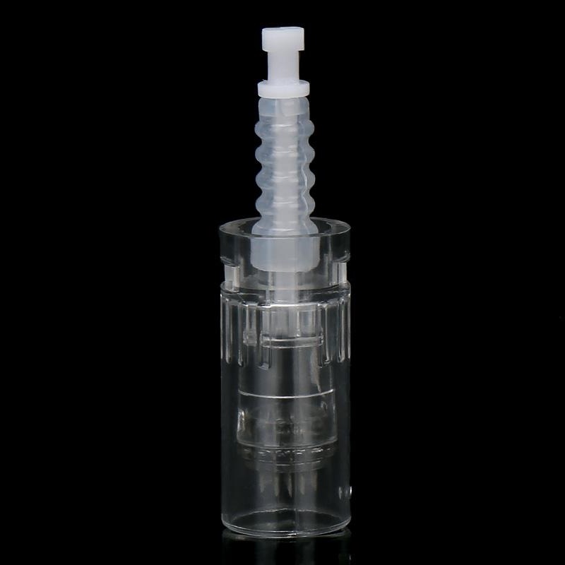 Recipiente plástico transparente com tampa branca sobre fundo preto