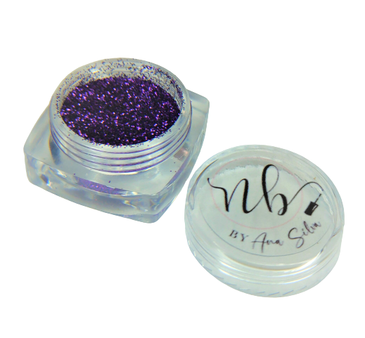 Pó brilhante violeta em frasco plástico transparente com tampa com texto 'nb' BY Ana Selas.