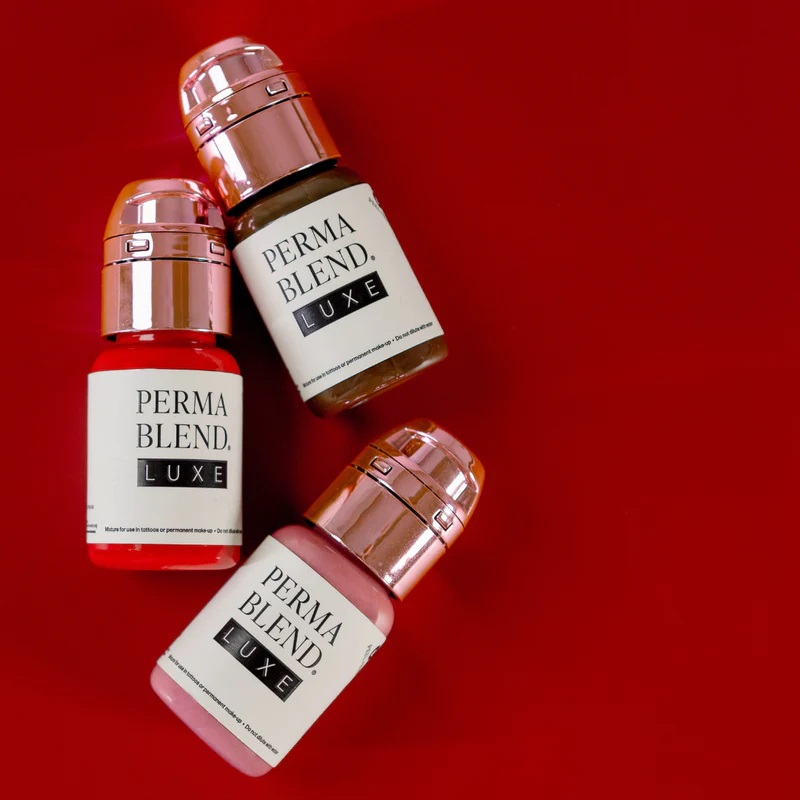 Frascos de PERMA BLEND LUXE sobre fundo vermelho